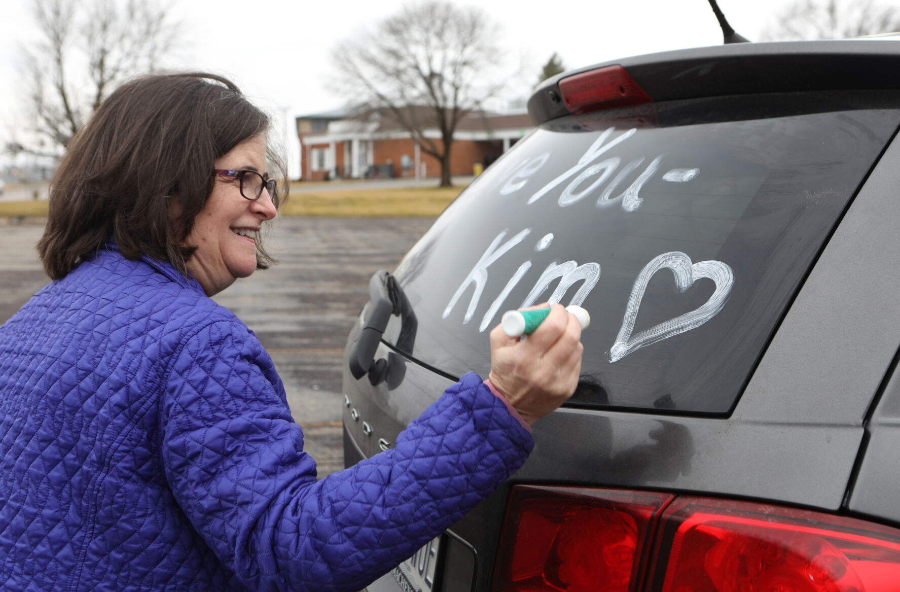 Sue Liggett decorates her car